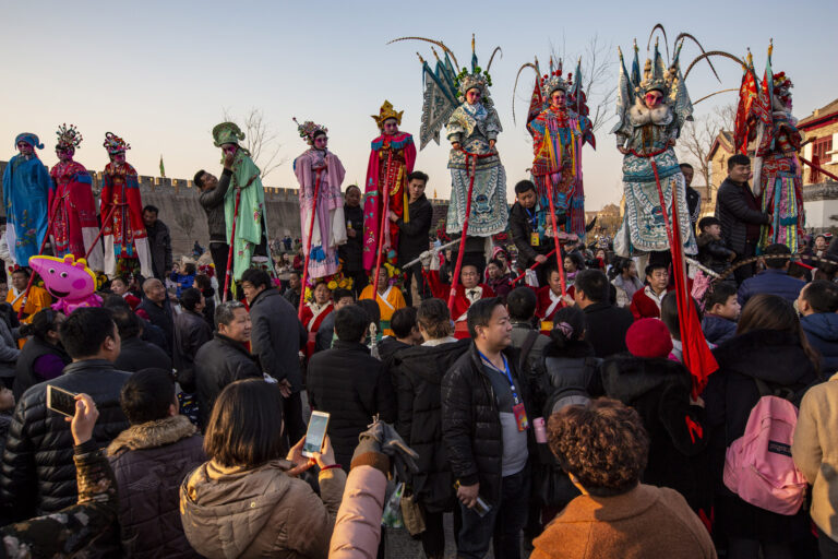 Qin Gang - Temple-Fair-in-Central-China-9